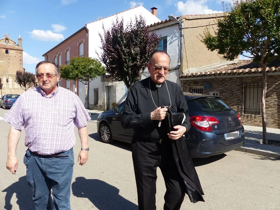 Foto 2 - El obispo de Salamanca comparte varios d&iacute;as con los vecinos de Las Villas