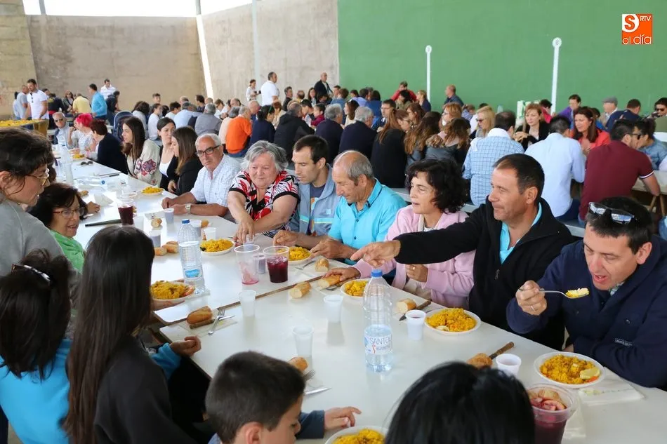 Foto 11 - En Villar de Peralonso enfilan la recta final de las fiestas con una paella para 600 personas  