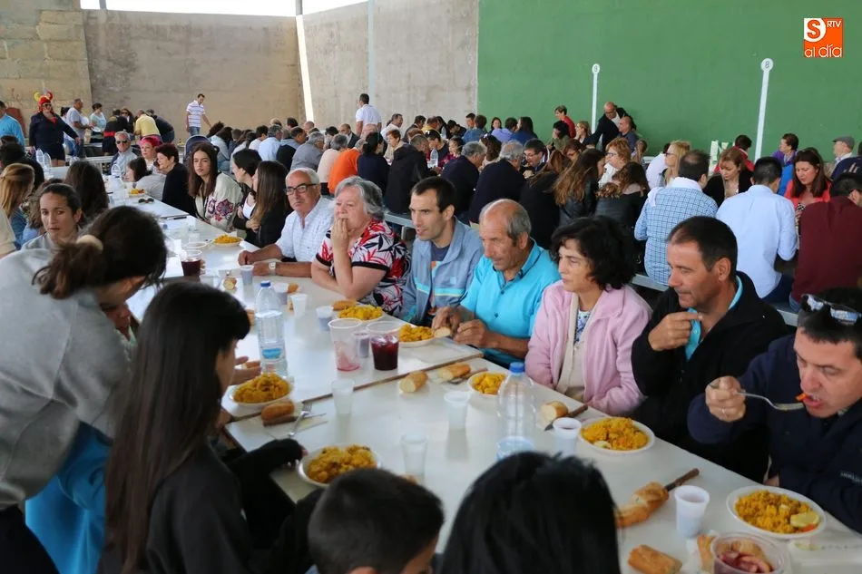 Foto 10 - En Villar de Peralonso enfilan la recta final de las fiestas con una paella para 600 personas  