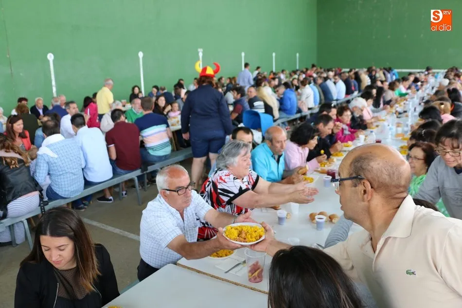 Foto 9 - En Villar de Peralonso enfilan la recta final de las fiestas con una paella para 600 personas  