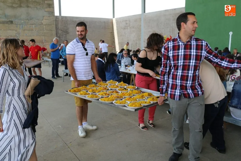 Foto 8 - En Villar de Peralonso enfilan la recta final de las fiestas con una paella para 600 personas  