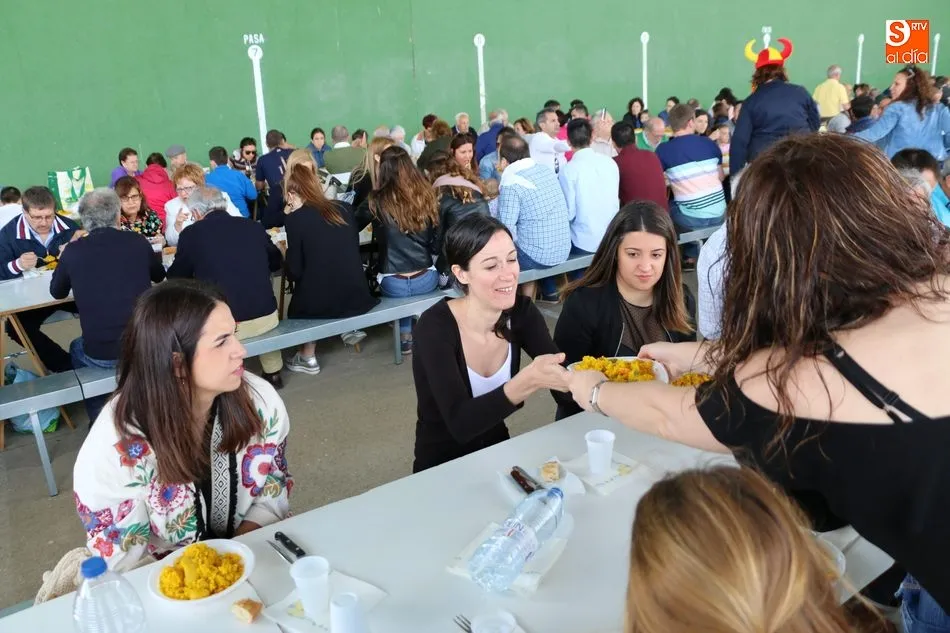 Foto 7 - En Villar de Peralonso enfilan la recta final de las fiestas con una paella para 600 personas  
