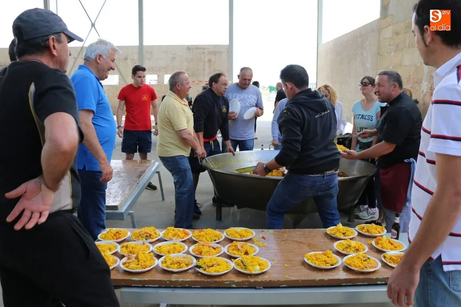 Foto 6 - En Villar de Peralonso enfilan la recta final de las fiestas con una paella para 600 personas  