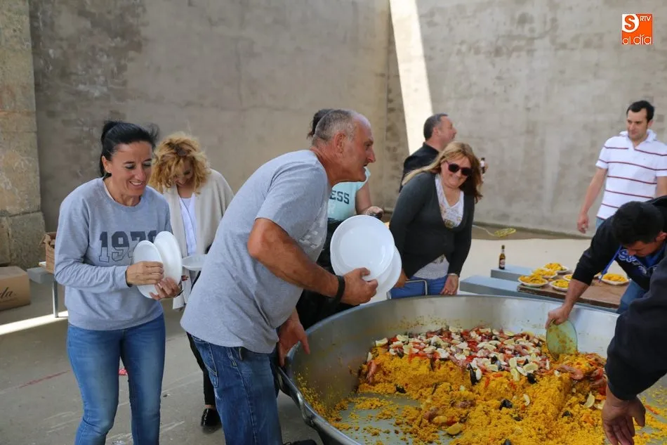 Foto 5 - En Villar de Peralonso enfilan la recta final de las fiestas con una paella para 600 personas  