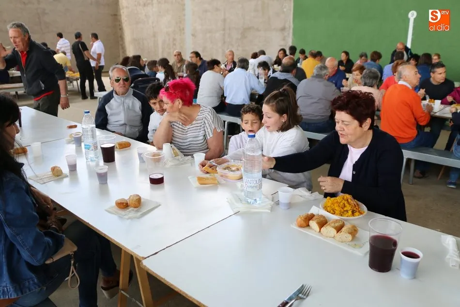 Foto 4 - En Villar de Peralonso enfilan la recta final de las fiestas con una paella para 600 personas  