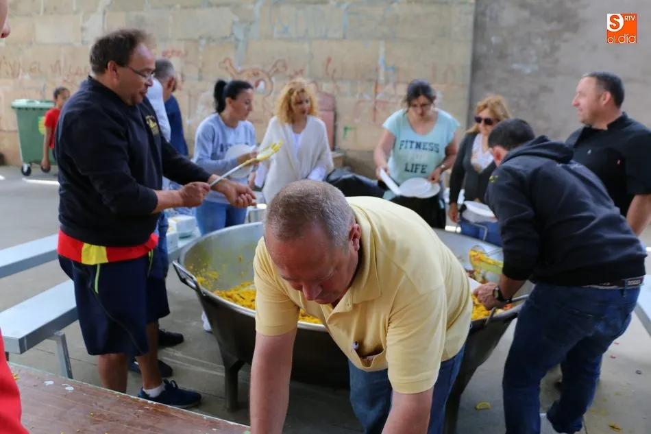Foto 3 - En Villar de Peralonso enfilan la recta final de las fiestas con una paella para 600 personas  