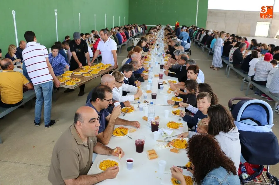 Foto 2 - En Villar de Peralonso enfilan la recta final de las fiestas con una paella para 600 personas  