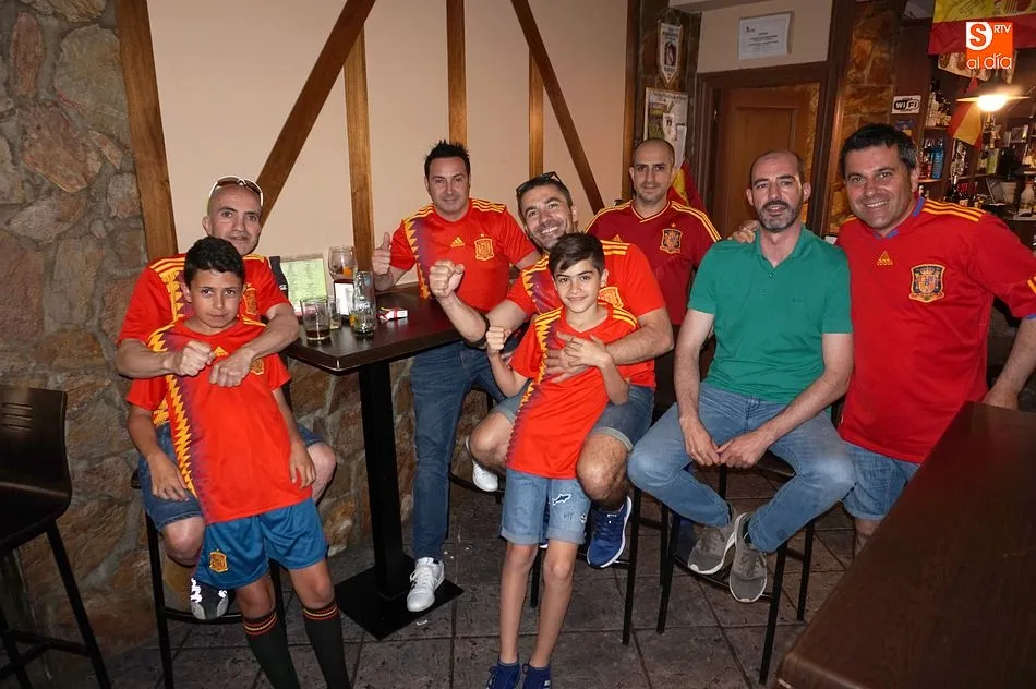 Los vecinos de la villa presencian la despedida de España del mundial