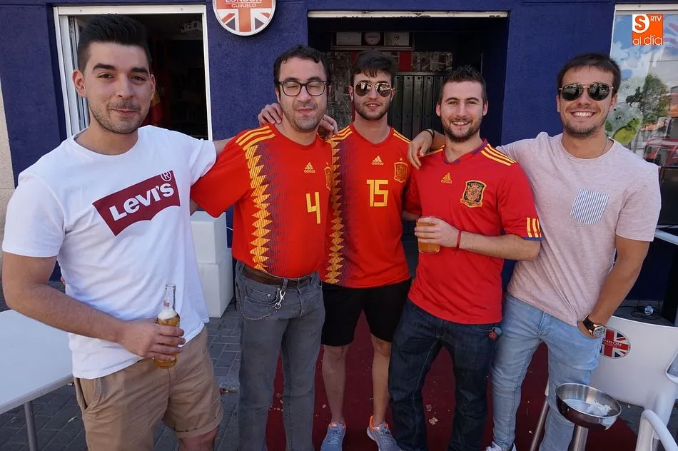 Foto 10 - Los vecinos de la villa presencian la despedida de Espa&ntilde;a del mundial