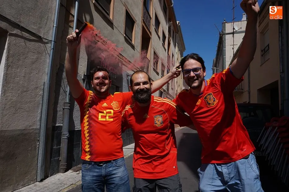 Foto 9 - Los vecinos de la villa presencian la despedida de Espa&ntilde;a del mundial