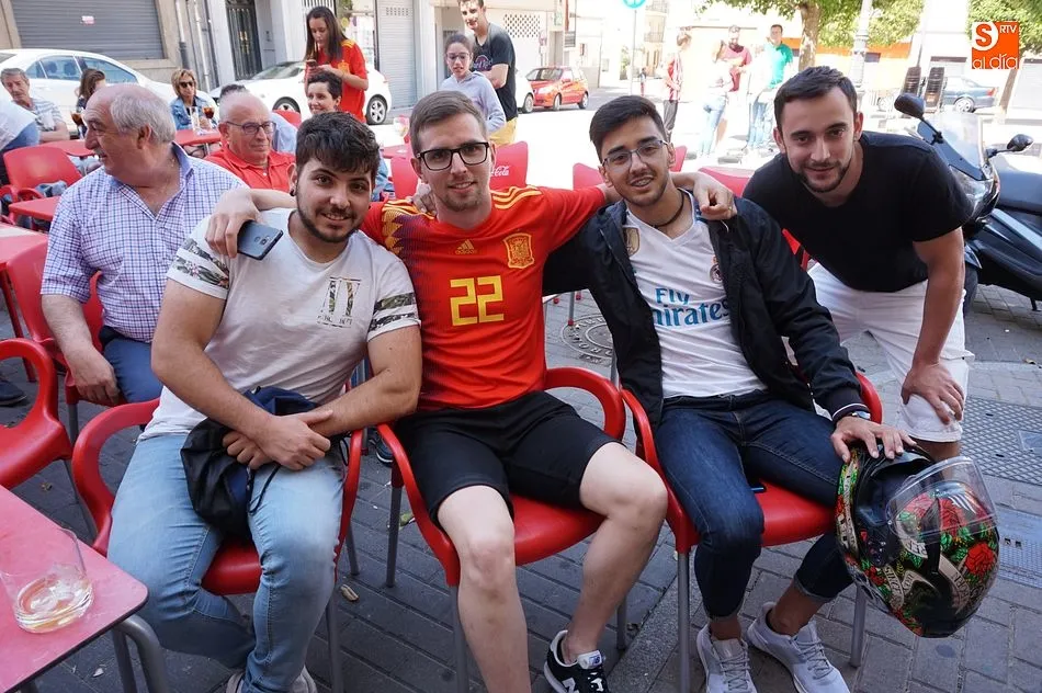 Foto 8 - Los vecinos de la villa presencian la despedida de Espa&ntilde;a del mundial
