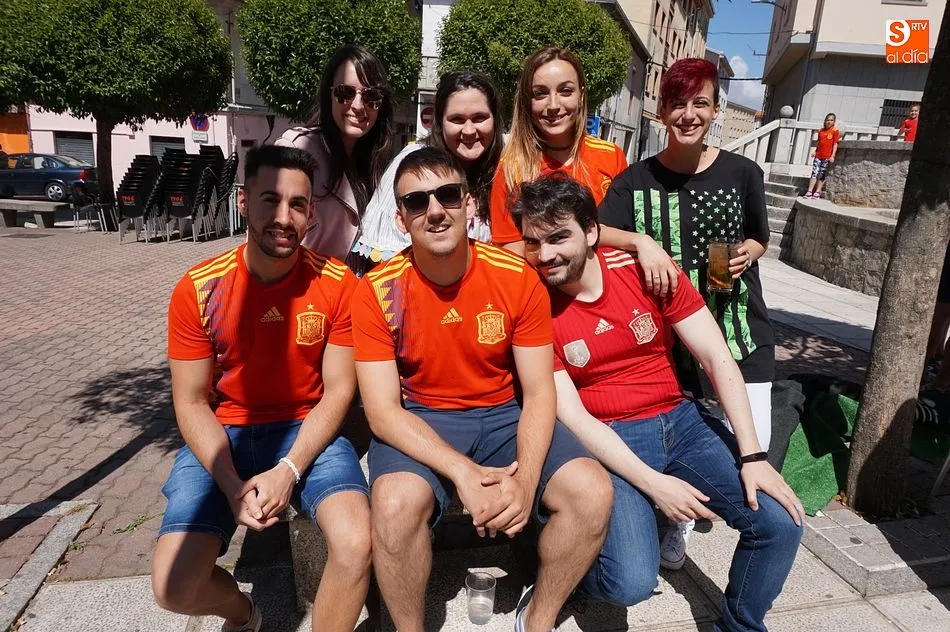 Foto 6 - Los vecinos de la villa presencian la despedida de Espa&ntilde;a del mundial