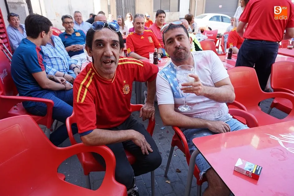 Foto 5 - Los vecinos de la villa presencian la despedida de Espa&ntilde;a del mundial