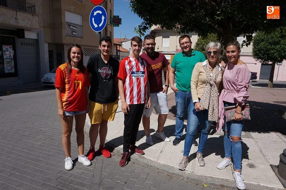 Foto 4 - Los vecinos de la villa presencian la despedida de Espa&ntilde;a del mundial