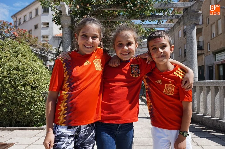 Foto 3 - Los vecinos de la villa presencian la despedida de Espa&ntilde;a del mundial