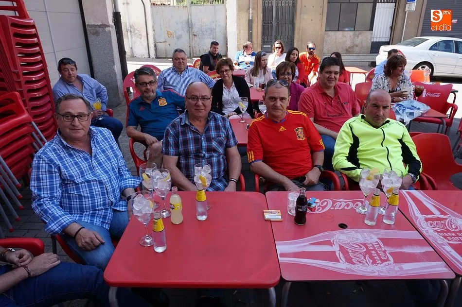 Foto 2 - Los vecinos de la villa presencian la despedida de Espa&ntilde;a del mundial