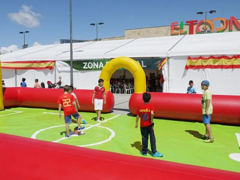 Foto 7 - Gran ambiente en la Fiesta de Rebajas de Verano del Centro Comercial El Tormes  