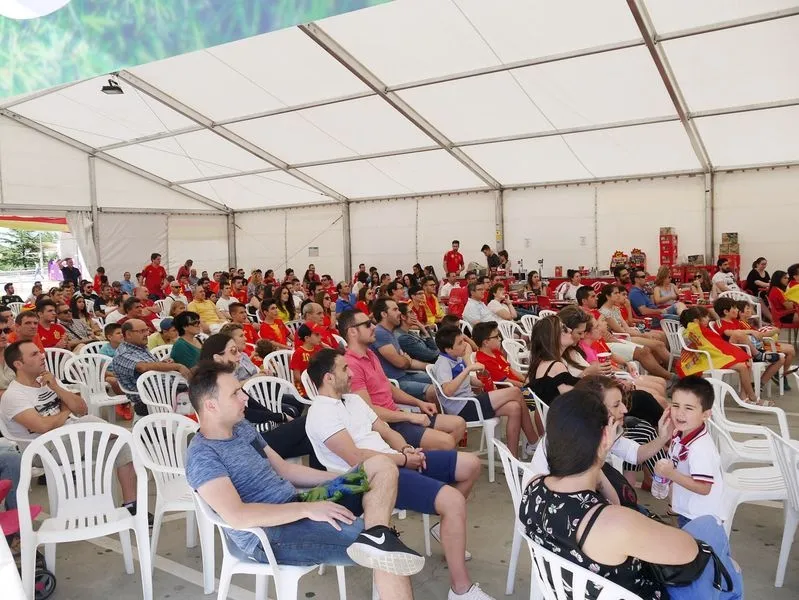 Foto 3 - Gran ambiente en la Fiesta de Rebajas de Verano del Centro Comercial El Tormes  