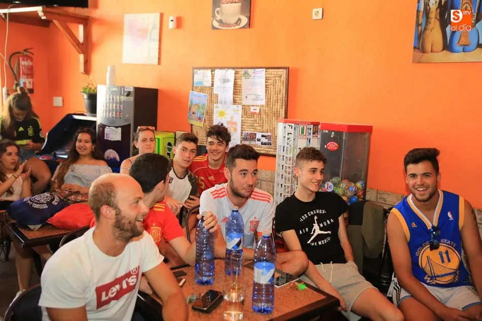 Foto 11 - El encuentro de la Selecci&oacute;n contra Rusia llena de aficionados los bares y terrazas de Salamanca  