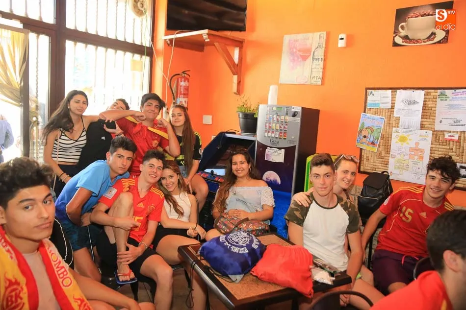 Foto 10 - El encuentro de la Selecci&oacute;n contra Rusia llena de aficionados los bares y terrazas de Salamanca  