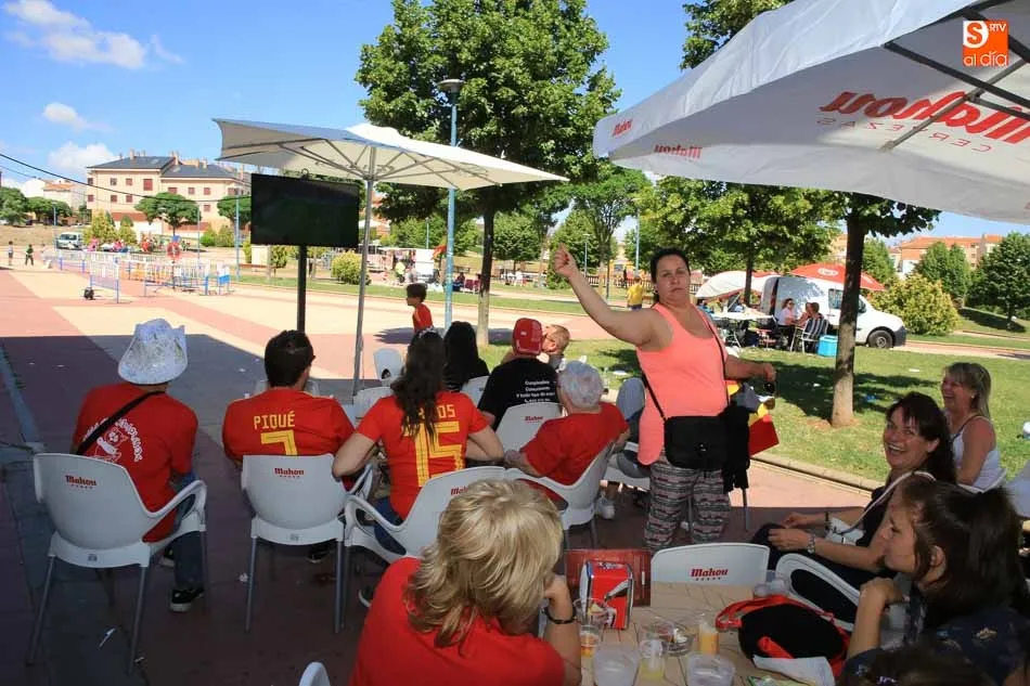 Foto 9 - El encuentro de la Selecci&oacute;n contra Rusia llena de aficionados los bares y terrazas de Salamanca  