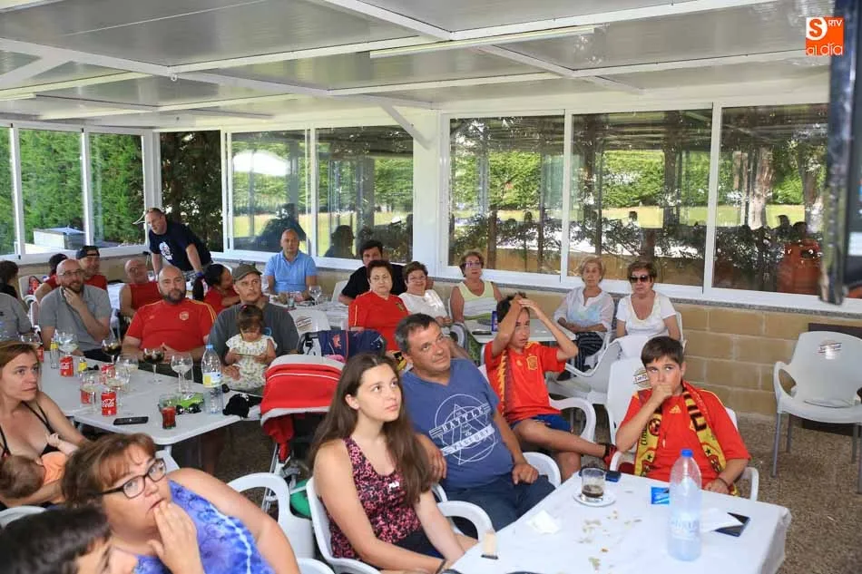 Foto 3 - El encuentro de la Selecci&oacute;n contra Rusia llena de aficionados los bares y terrazas de Salamanca  