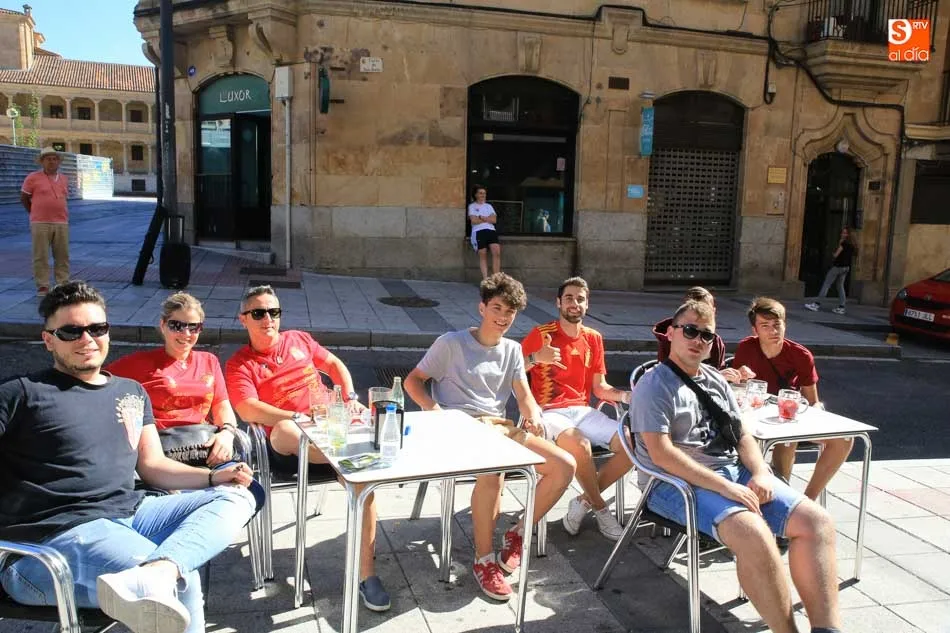 Foto 2 - El encuentro de la Selecci&oacute;n contra Rusia llena de aficionados los bares y terrazas de Salamanca  