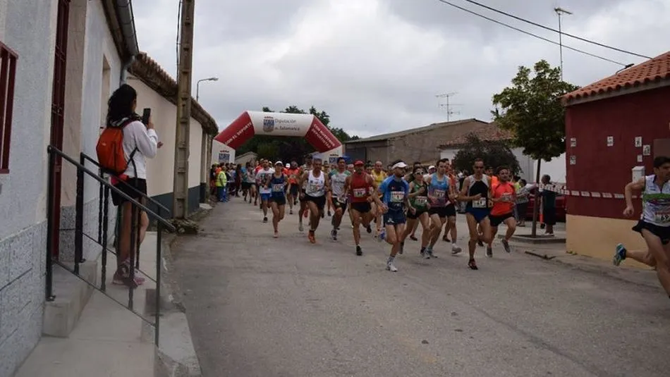 Momento de salida de la Carrera Popular Solidaria de Coca de Alba.