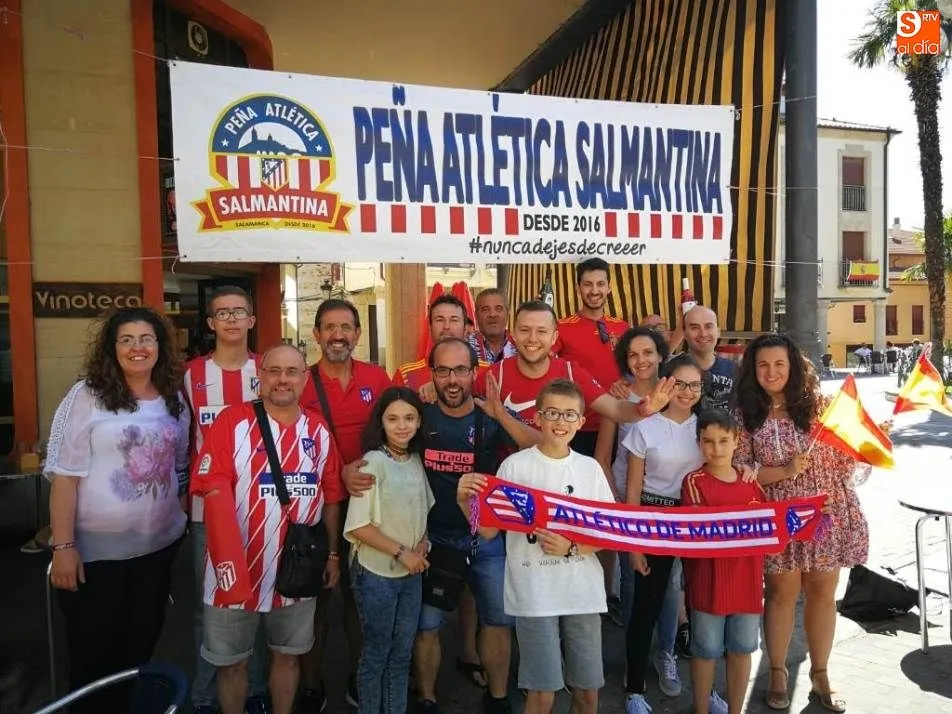 Integrantes de la Peña Atlética Salmantina en la Plaza Mayor de Alba