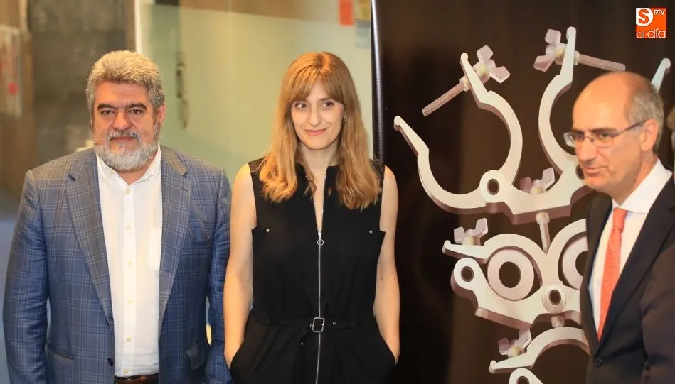 La directora general de Políticas Culturales de Castilla y León, Mar Sancho, entre el presidente de la Diputación salmantina, Javier Iglesias, y el alcalde de Ciudad Rodrigo, Tomás Muñoz. Foto de Alberto Martín