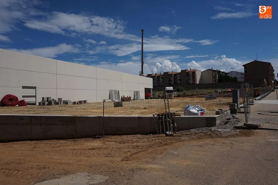 Foto 2 - Las obras dejan ver el trazado de la nueva calle entre Filiberto Villalobos y el barrio de San Jos&eacute;