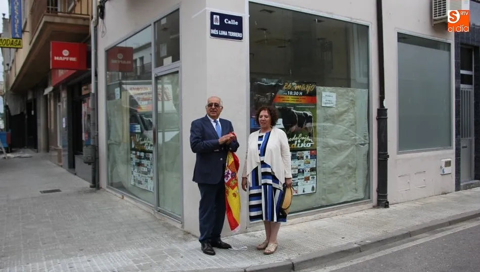 El alcalde y la futura presidenta de la Fundación procedían al descubrimiento de la placa con el nombre de Inés Luna Terrero / MARIBEL