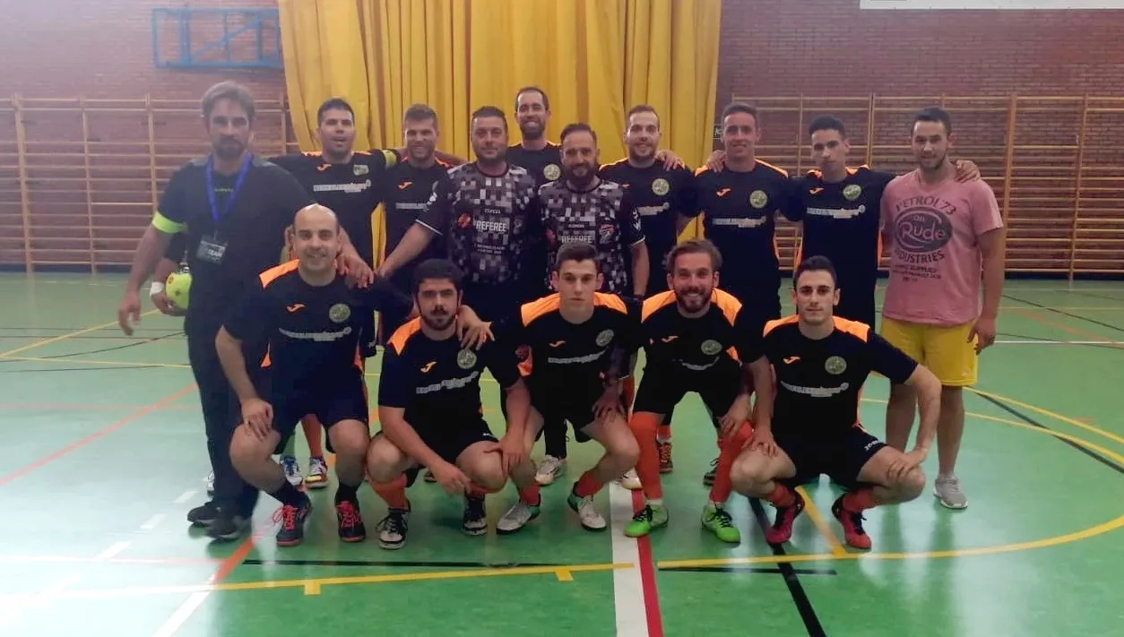 Equipo de Villavieja con los árbitros charros que pitaron la final