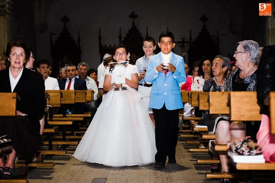 Jimena y Esteban celebraron ayer su Primera Comunión. FOTOS: Rubén Vicente