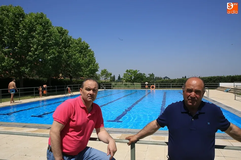 El concejal de Festejos, José Hernández, y el alcalde, Francisco Jesús Rodríguez, en las piscinas municipales de Galindo y Perahuy. Foto: Alberto Martín