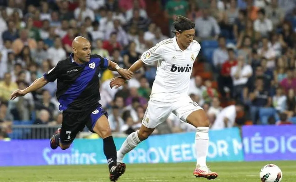 Movilla, a la izquierda, en su etapa en el Rayo Vallecano, en un partido ante el Real Madrid / Foto: Norte de Castilla.