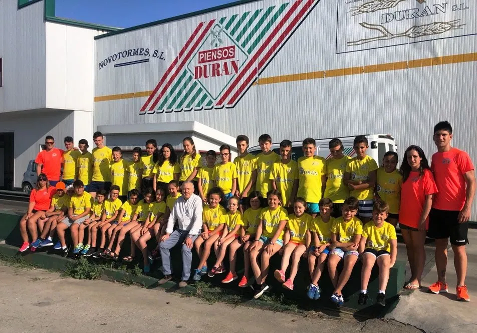 Niños y niñas participantes en los exteriores de la empresa Piensos Durán