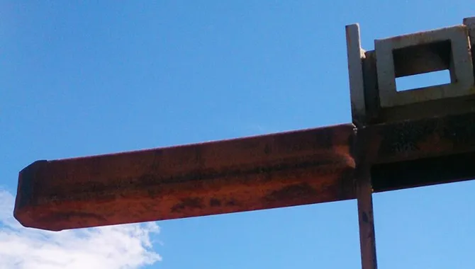 El Partido Popular pide que se pinte la puerta del parque La Huerta para acabar con el oxido existente en ella