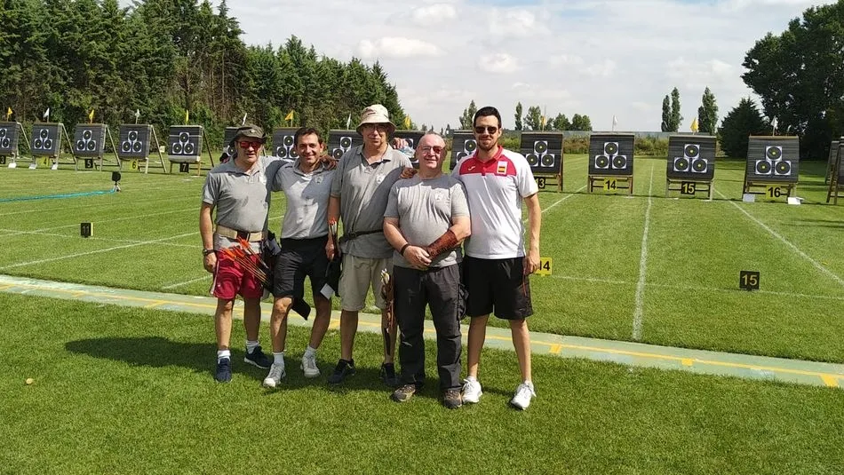 Miembros del Club Arqueros de Villamayor en el Campeonato de Castilla y León de Aire Libre.