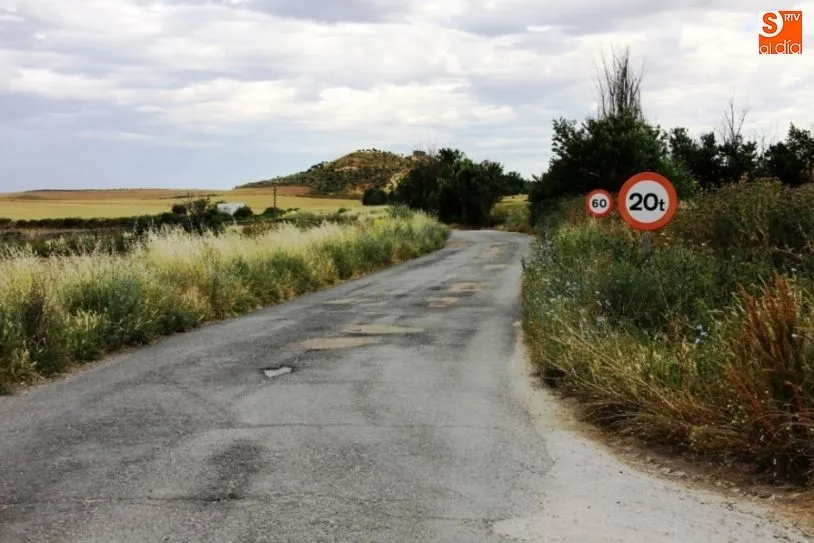 Foto 11 - El Ayuntamiento declina reparar la carretera de Amatos de Alba