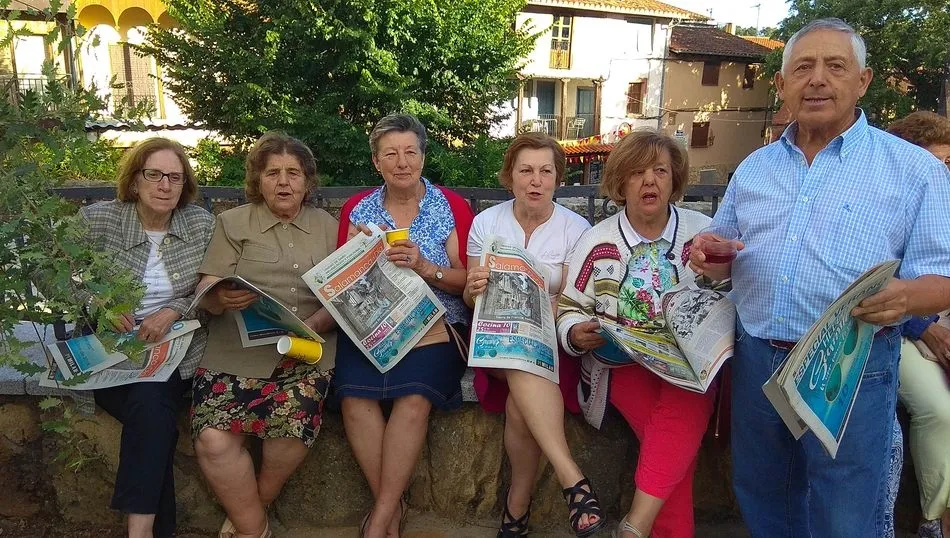 En Villanueva del Conde nadie se quedó sin su ejemplar de SALAMANCArtv AL DÍA durante el arriendo de calles / KIKO ROBLES