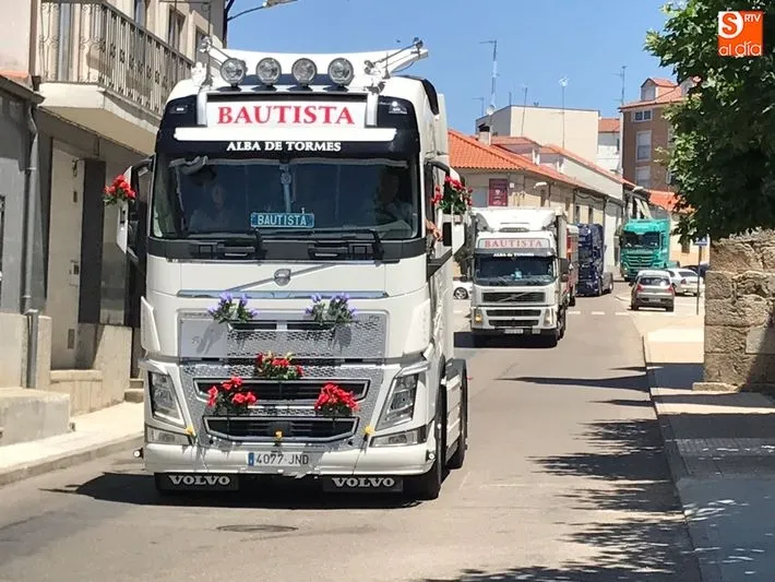 La procesión con camiones es uno de los actos más llamativos del día