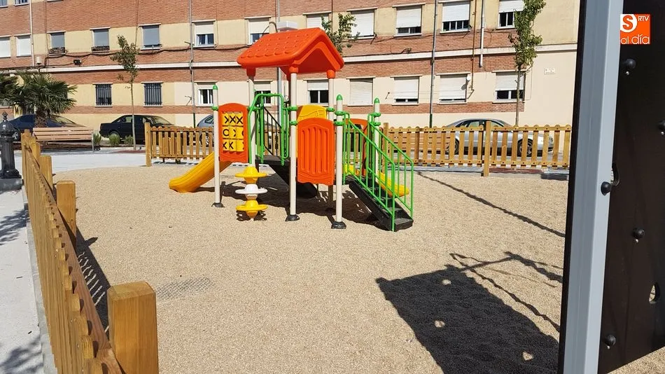 Foto 3 - El Rollo estrena una gran zona de juegos infantiles y deportiva en la calle Alicante