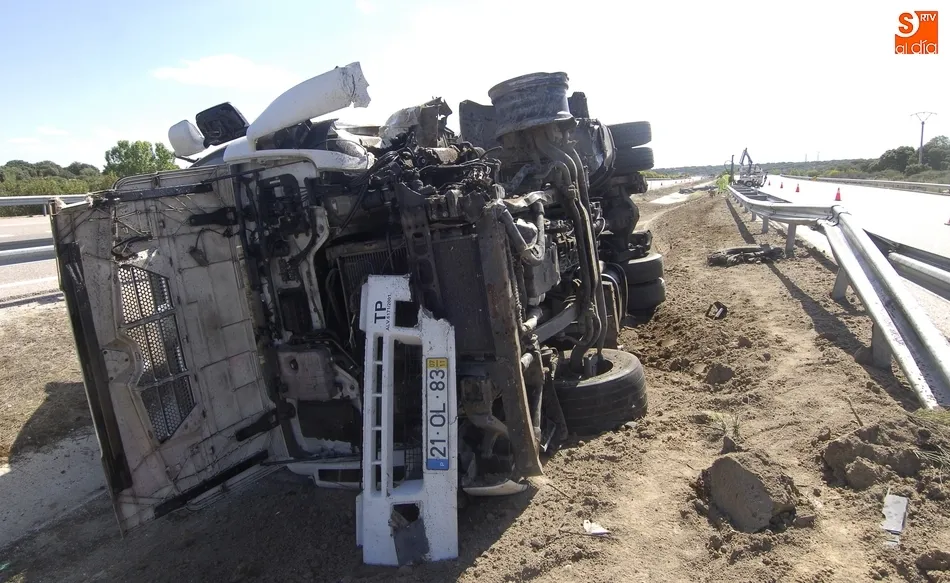 El camión quedó volcado en la mediana | Fotos Adrián Martín