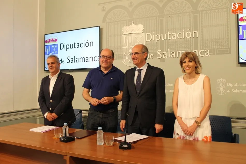 El presidente de la Diputación, Javier Iglesias, y el director gerente de la Fundación Alcándara Proyecto Hombre, Manuel Muiños, y los diputados José María Sánchez y Eva Picado