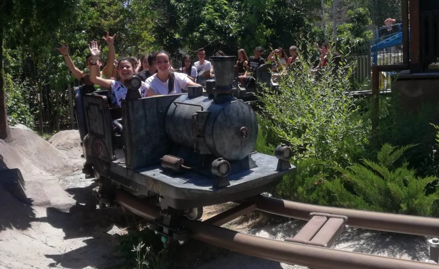 Foto 5 - Los alumnos de Religi&oacute;n del IES Campo Charro se van de excursi&oacute;n al Parque de Atracciones de...