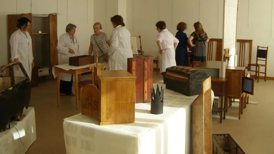 Miembros del taller de restauración de muebles del programa ‘Actívate Cabrerizos’.