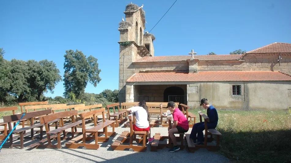 Los escolares colaboran en la limpieza de la iglesia de Gema