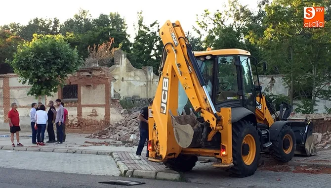 Maquinaria pesada retiraba los escombron y derribaba la parte del muro que quedaba dañada en la noche del miércoles