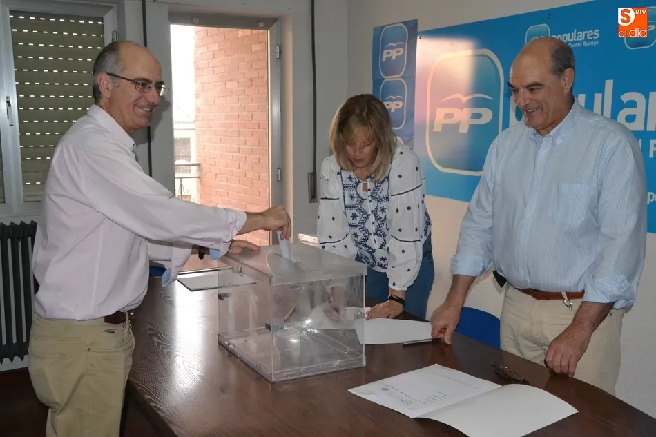 Foto 2 - Javier Iglesias inaugura la hist&oacute;rica jornada de votaci&oacute;n interna del PP  